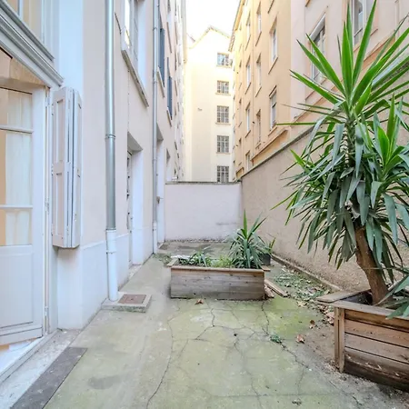 Charming Renovated Pied-a-terre Saxe Gambetta Apartment